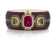 AGTA Announces the 2025 Spectrum & Cutting Edge Award WINNERS! … and the Roskin Gem News Report was there to see the sparkle up close Elegant bracelet with red and green gemstones set in brown material.